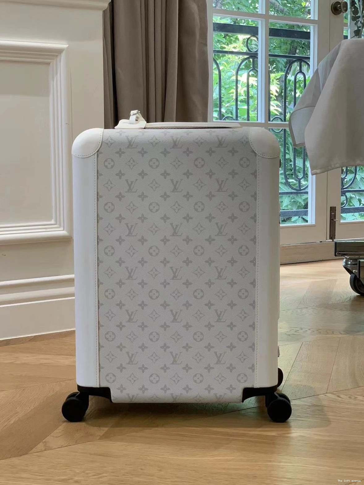 37L SUITCASE WHITE HORIZON TAIGARAMA CABIN 55 CUSTOM 0811